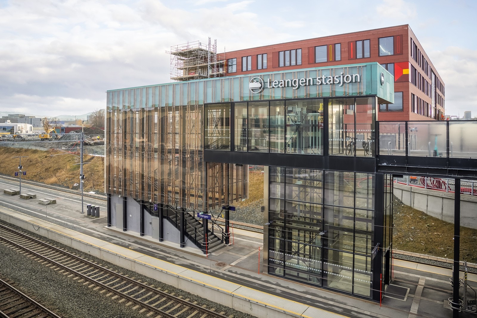 Området er et knutepunkt for kollektivtransport med buss og metrobussforbindelser, samt Leangen togstasjon Galleribilde