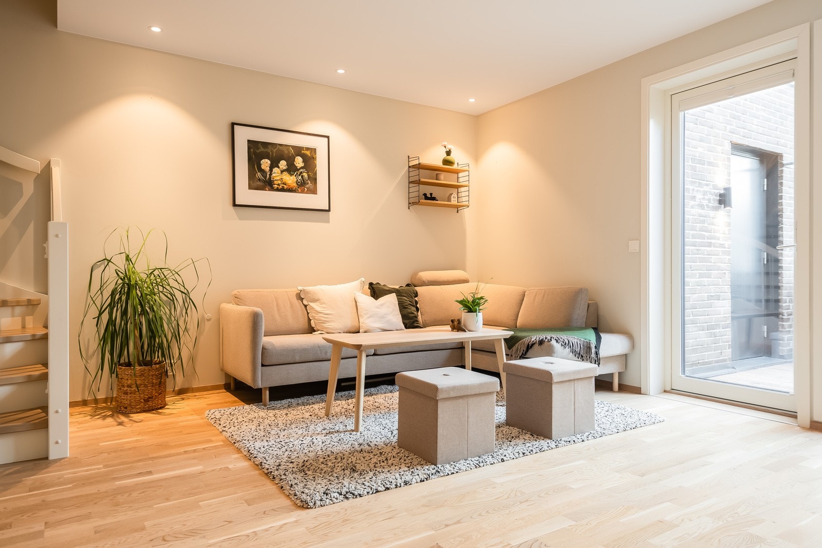 Ut ifra prosjektert standard er det gjort flere oppgraderinger. som påkostet kjøkken, plassbygde garderober, belysning samt ombygget planløsning for å få en romsligere entre/ gang. Galleribilde