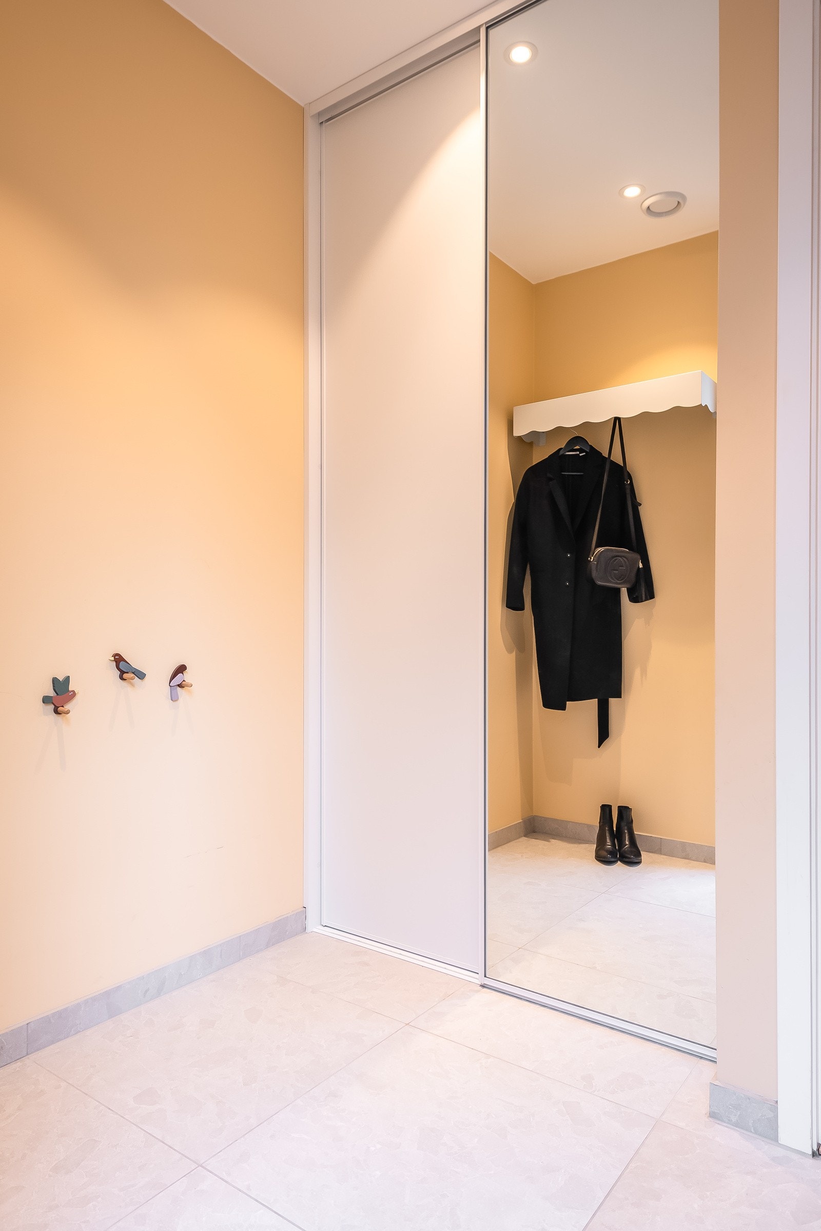 Ombyggingen gir ekstra lagringsplss med skyvedørsgarderobe. Galleribilde