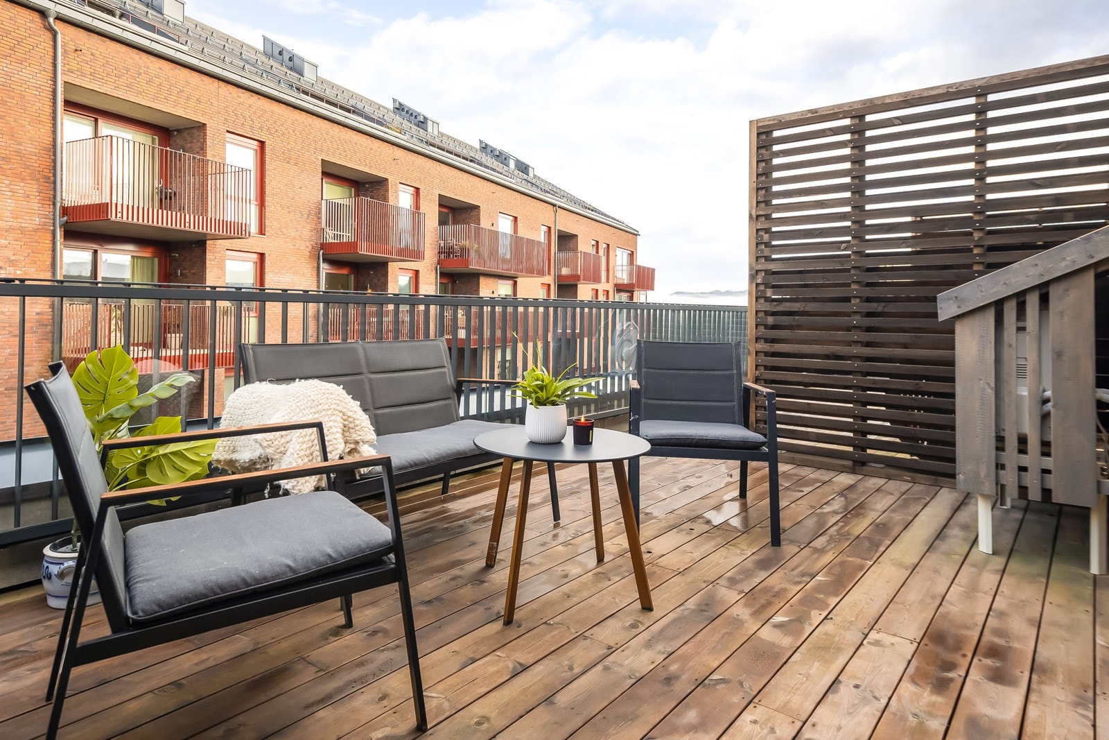 Egen takterrasse med tilgang til sol store deler av dagen. Galleribilde