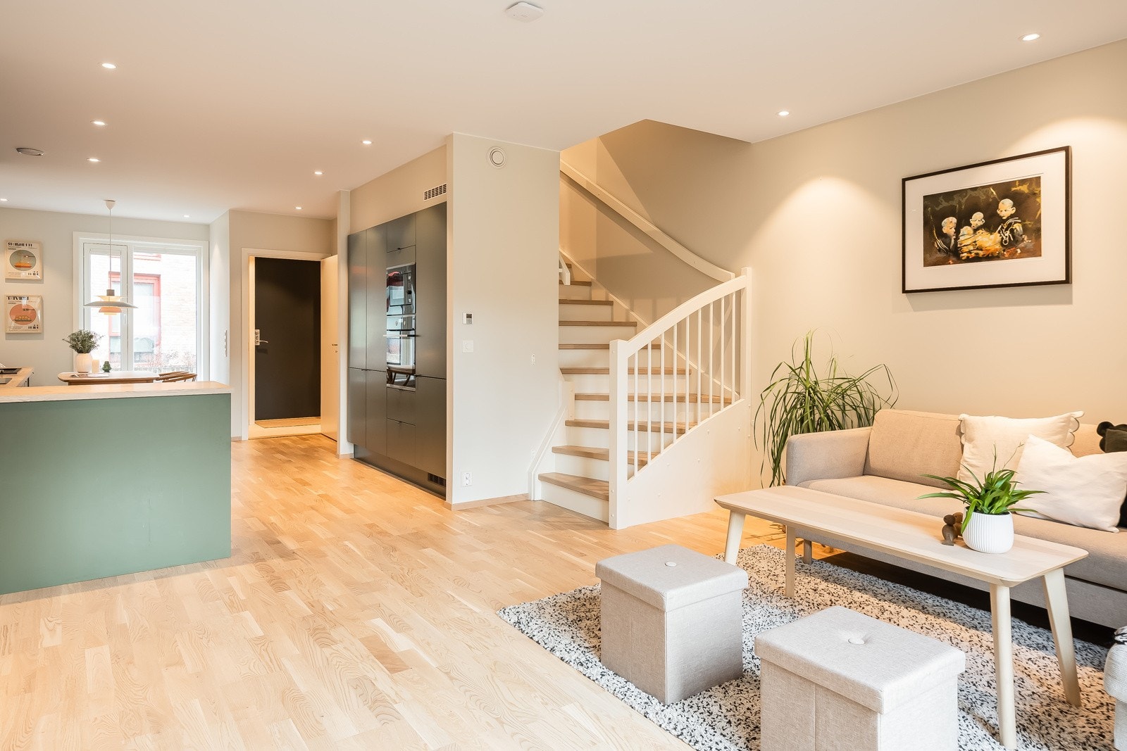 Boligen inneholder 2 stuer, 3 balkonger, 4 soverom, eget vaskerom samt rimelig oppvarming via fjernvarme Galleribilde