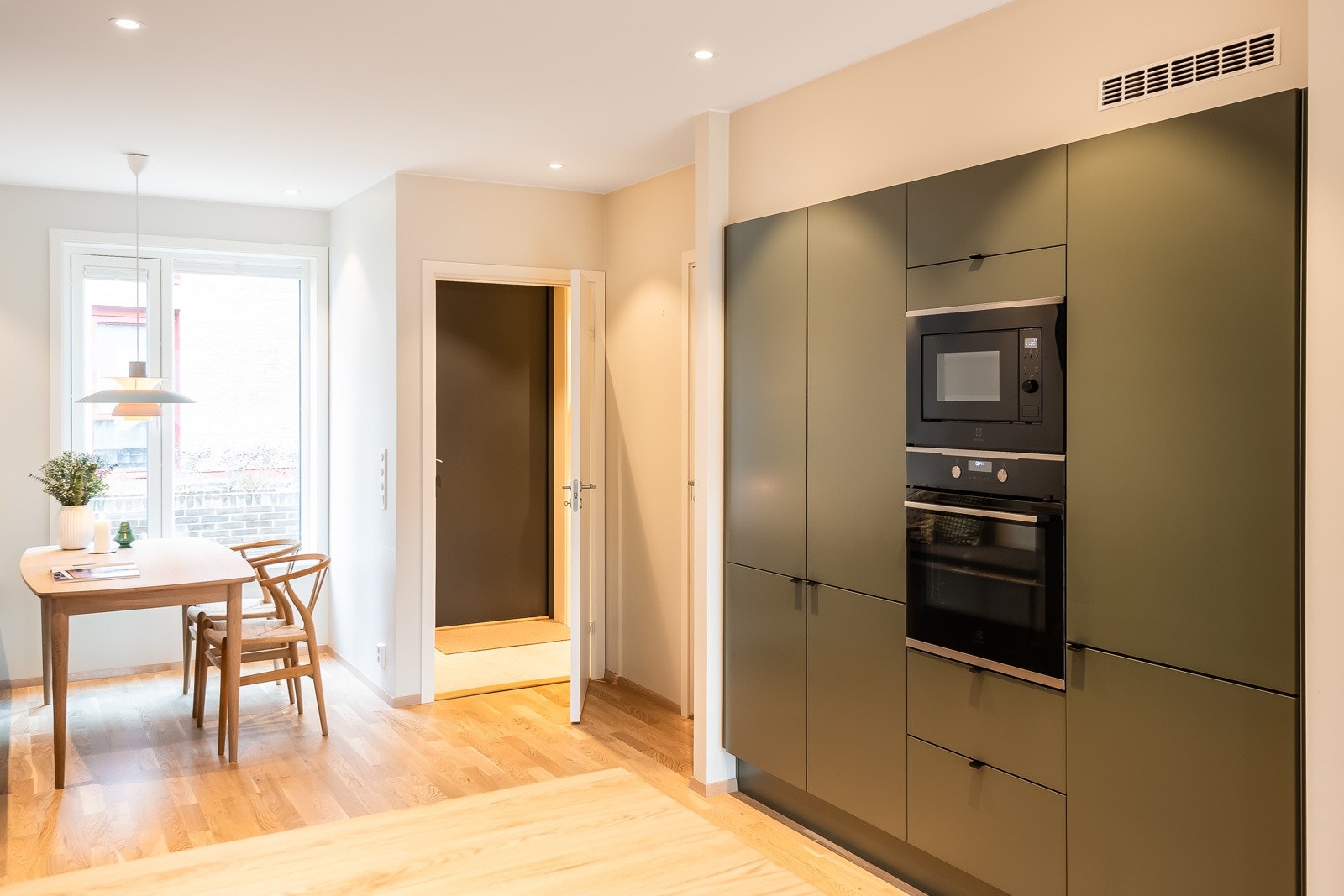 Innebygde høyskap på kjøkkenet bidrar til godt med lagringsplass samt at det gir et stilrent uttrykk. Galleribilde