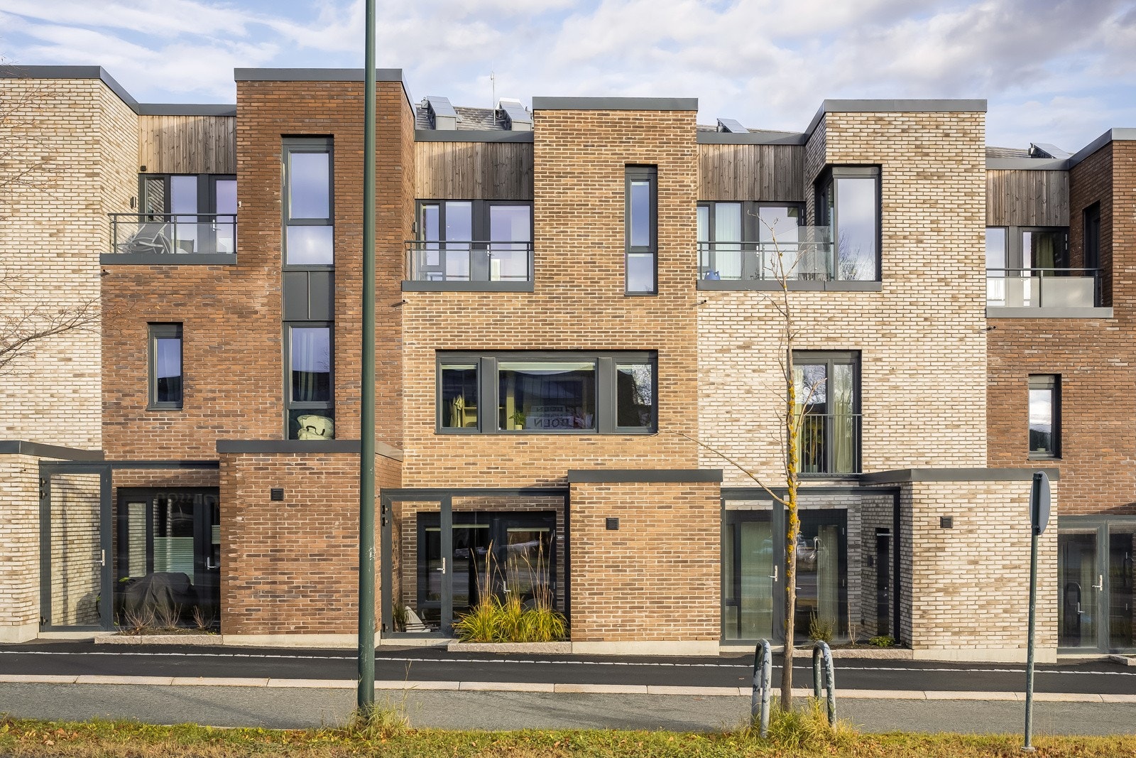 Flott arkitektonisk fasade med bruk av teglstein. Galleribilde