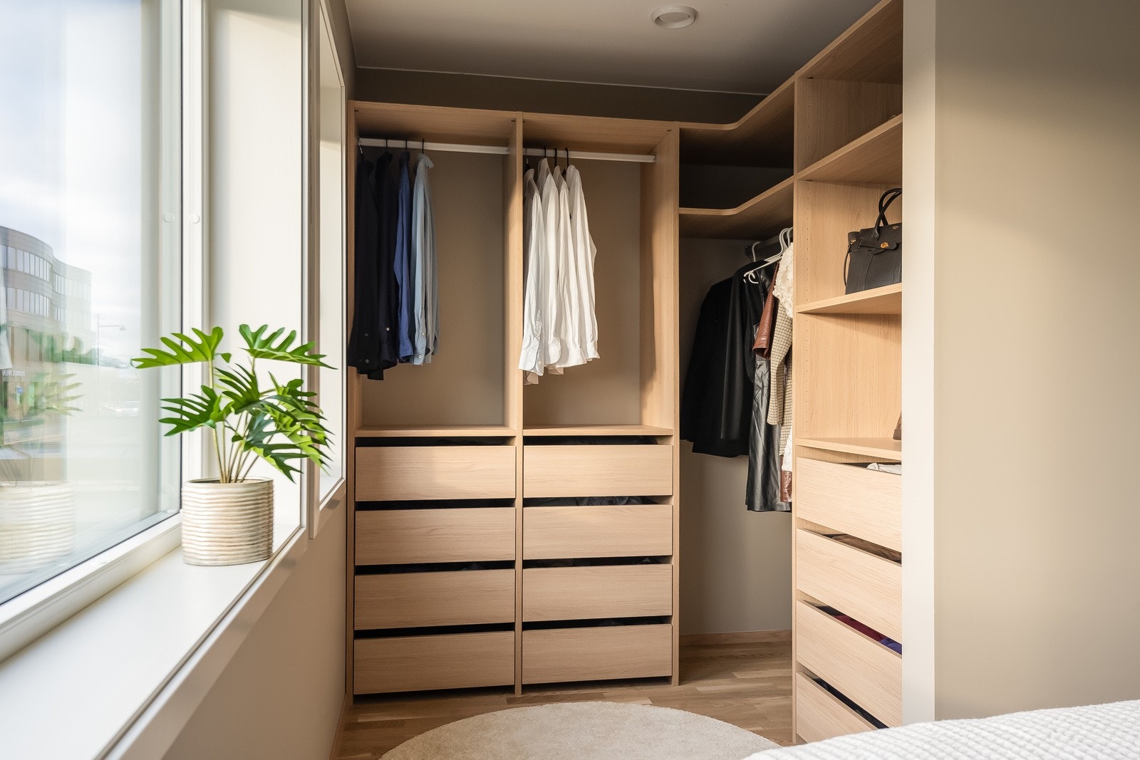 Hovedsoverommet har plassbygget garderobeløsning. Galleribilde