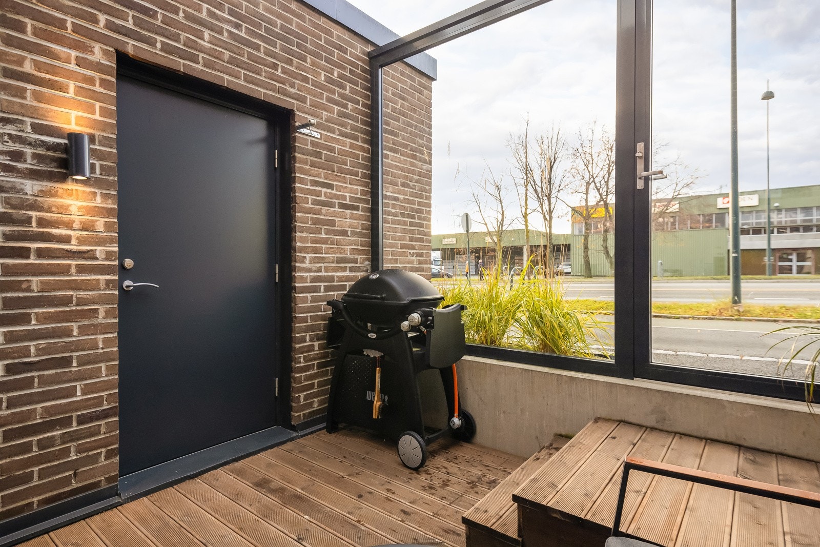 I alt har rekkehuset 3 uteplasser. Fra uteplass i 1. etasje har man tilgang til utebod. Galleribilde