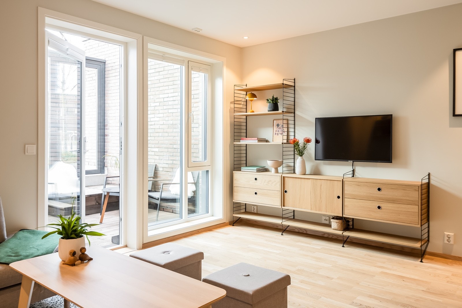 Boligen går over tre etasjer, og har en praktisk planløsning tilpasset et aktivt familieliv. Galleribilde