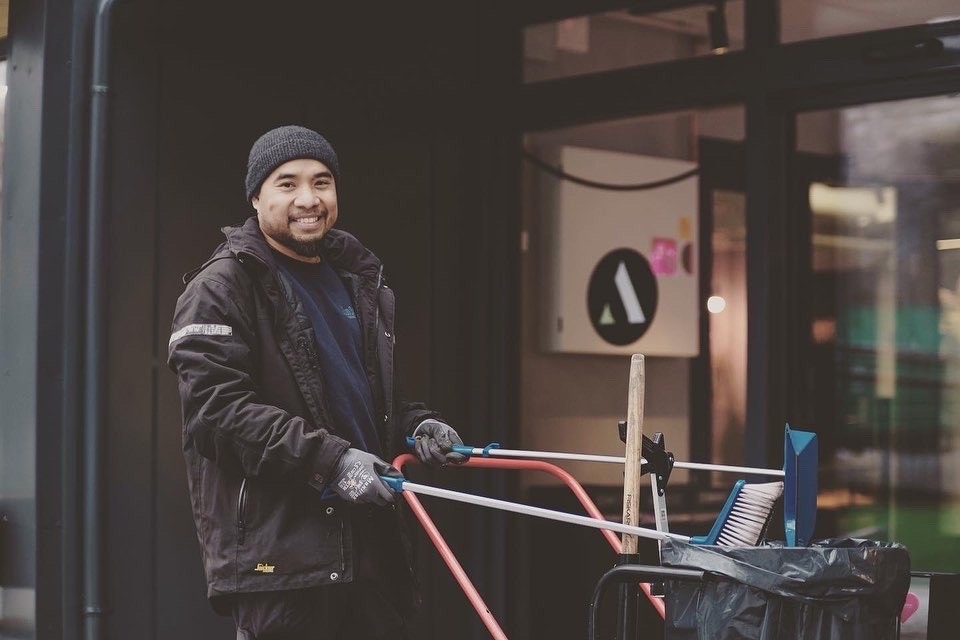 Hyggelige vaktmestere som påser at din studiehverdag er uten bekymring Galleribilde