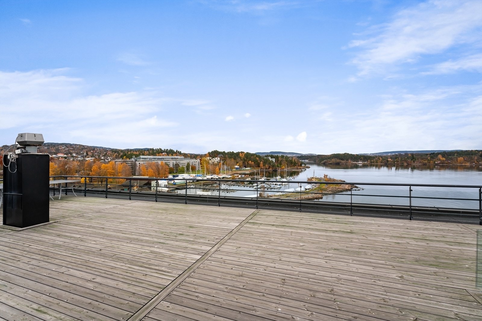 Tilgang til felles takterrasse i oppgang 32. Denne takterrassen er Lysaker Brygges kanskje aller fineste og tilbyr meget flott utsikt og sol fra morgen til kvelds. Galleribilde