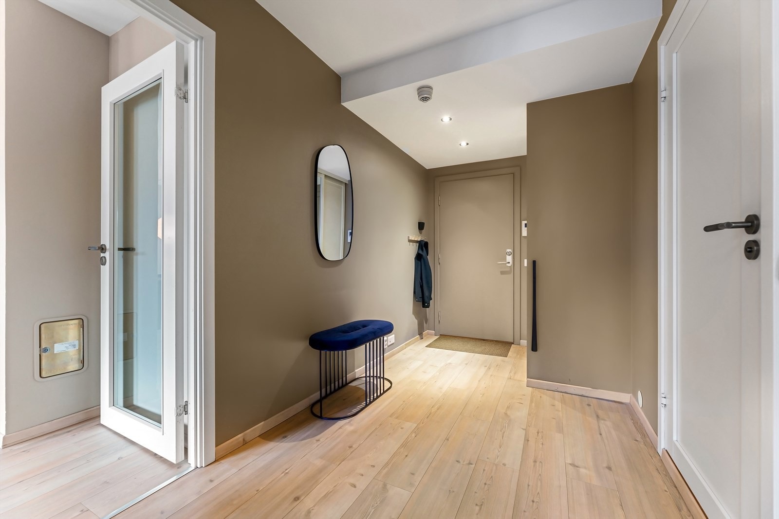 Entré med skyvedørs-garderobeskap Galleribilde