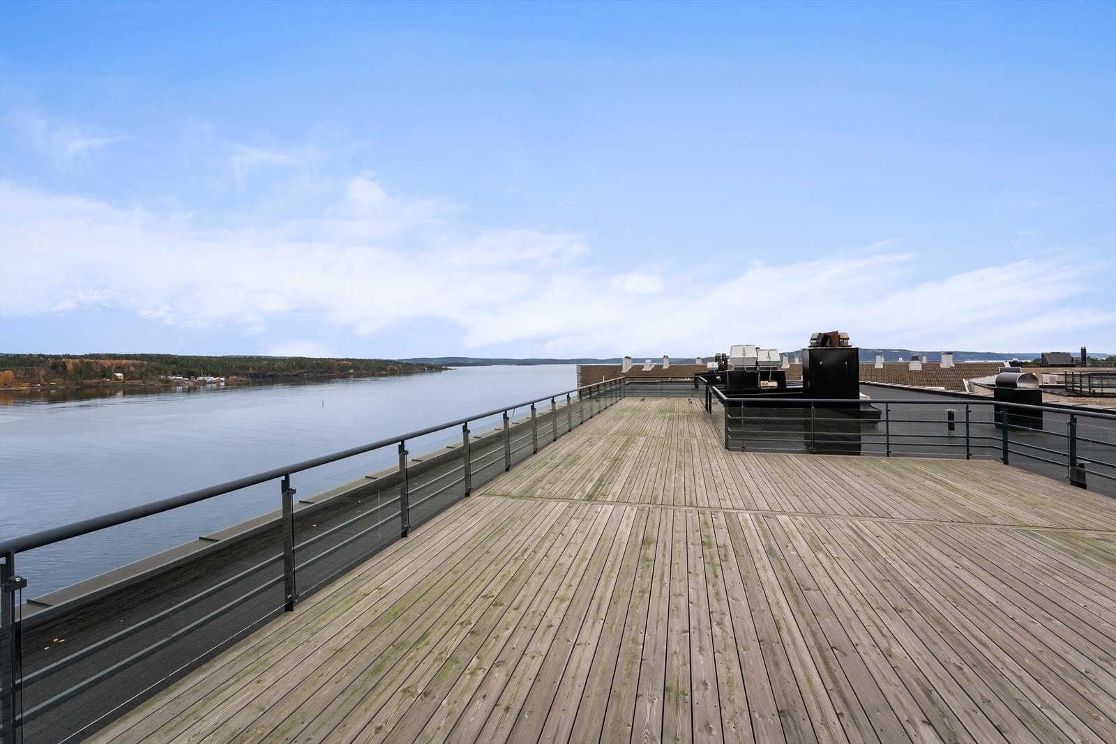 Tilgang til felles takterrasse i oppgang 32. Denne takterrassen er Lysaker Brygges kanskje aller fineste og tilbyr meget flott utsikt og sol fra morgen til kvelds. Galleribilde