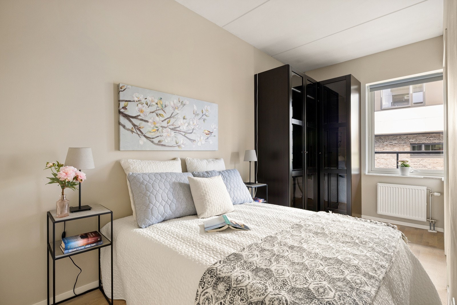 Romslig soverom med garderobe. Galleribilde