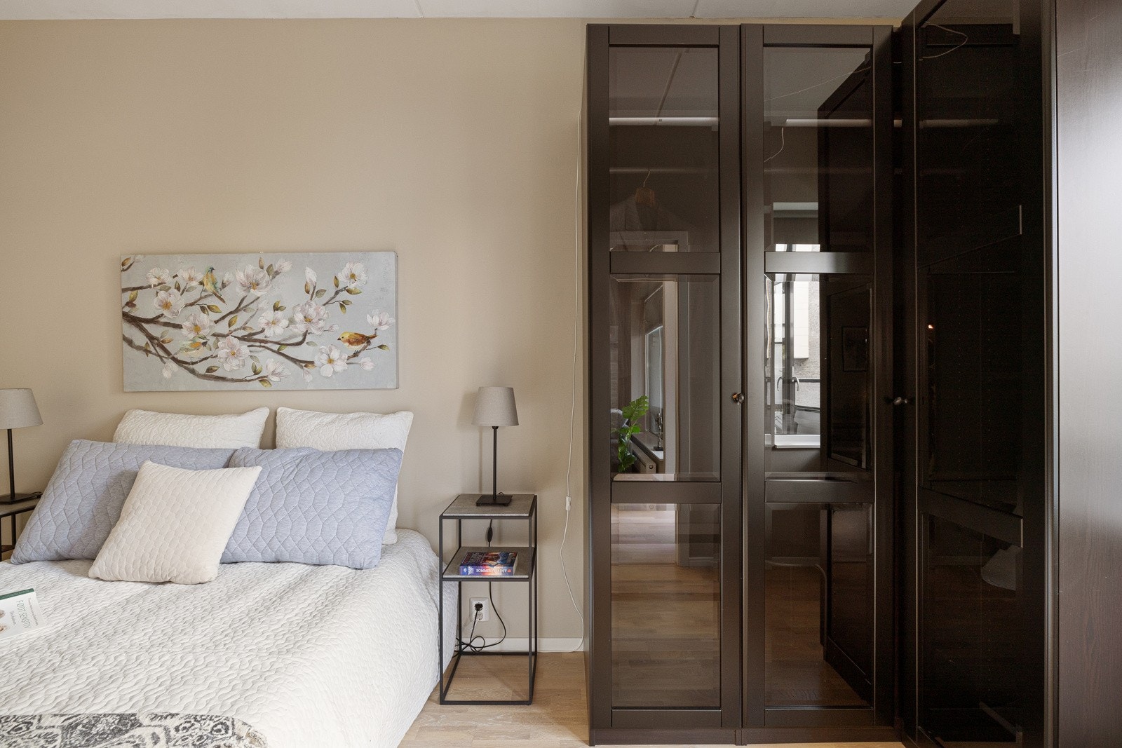 Stort garderobeksap som medfølger. Galleribilde