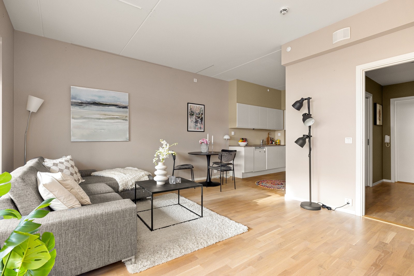 Romslig stue med mange møbleringsmuligheter. Galleribilde