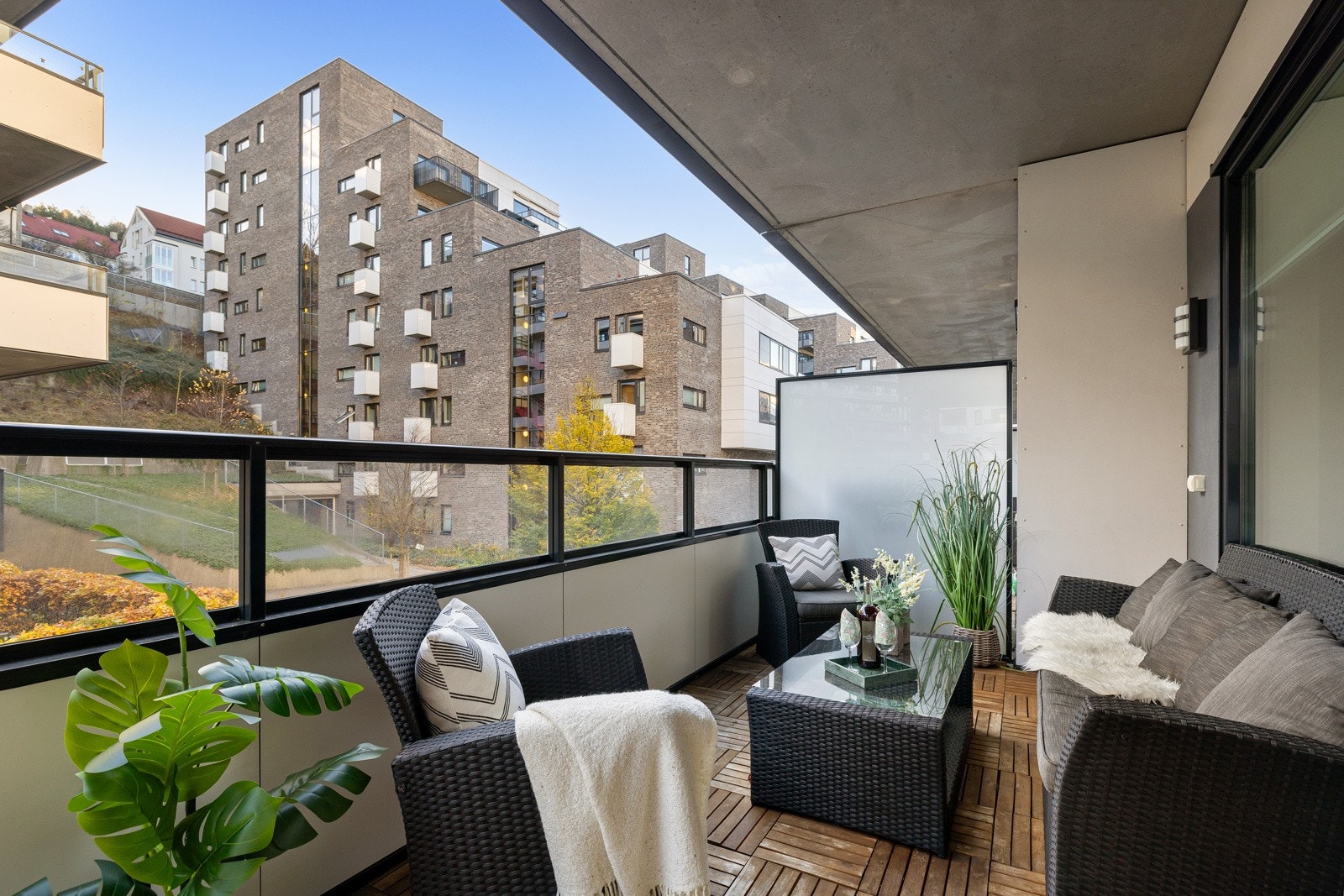 På varme sommerdager blir det naturlig å åpne glassdøren, slik at stuen blir forlenget med en nordvendt balkong på 13 kvm. Galleribilde