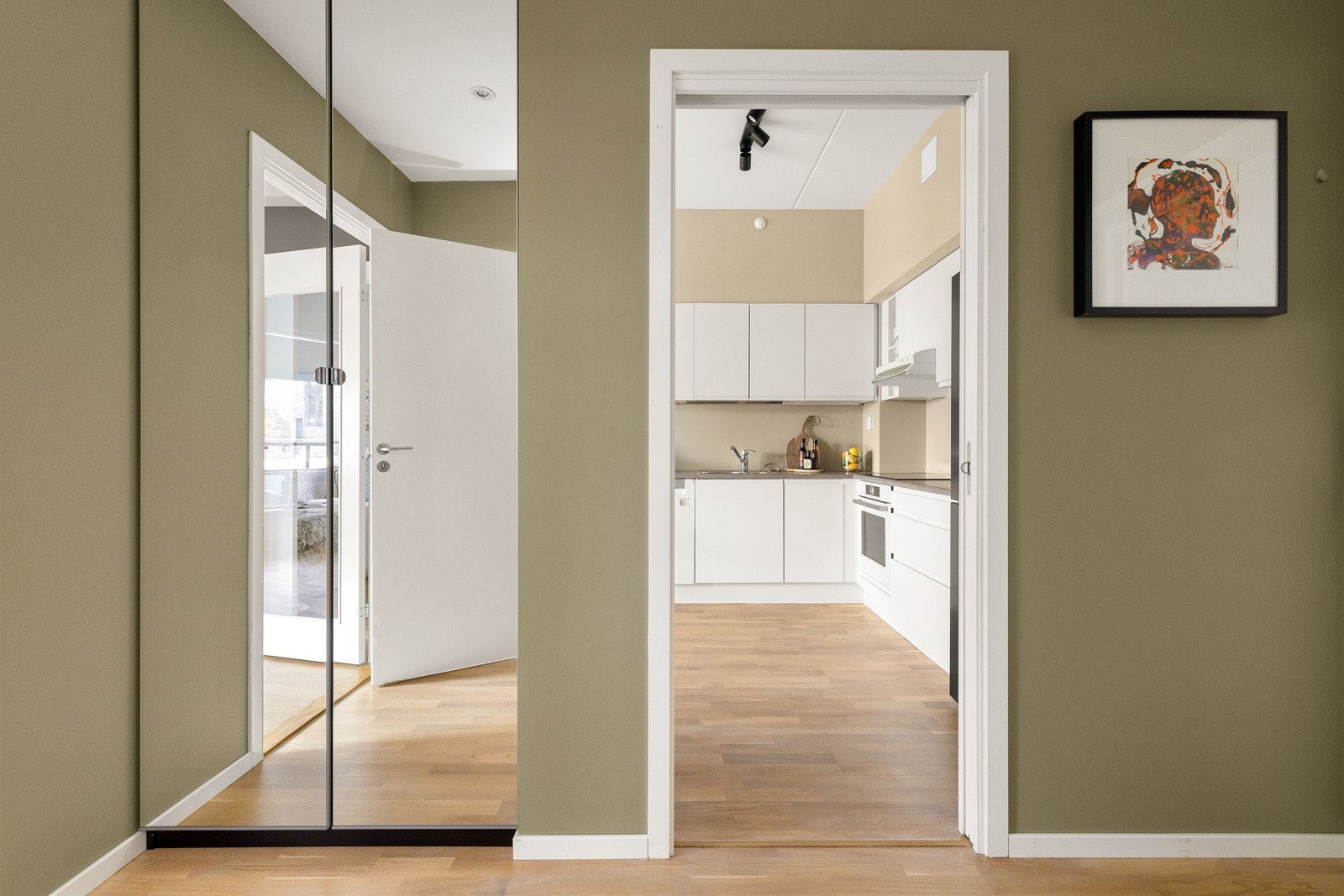 Entré - velkommen inn! God plass til oppbevaring av tøy i entré. Galleribilde