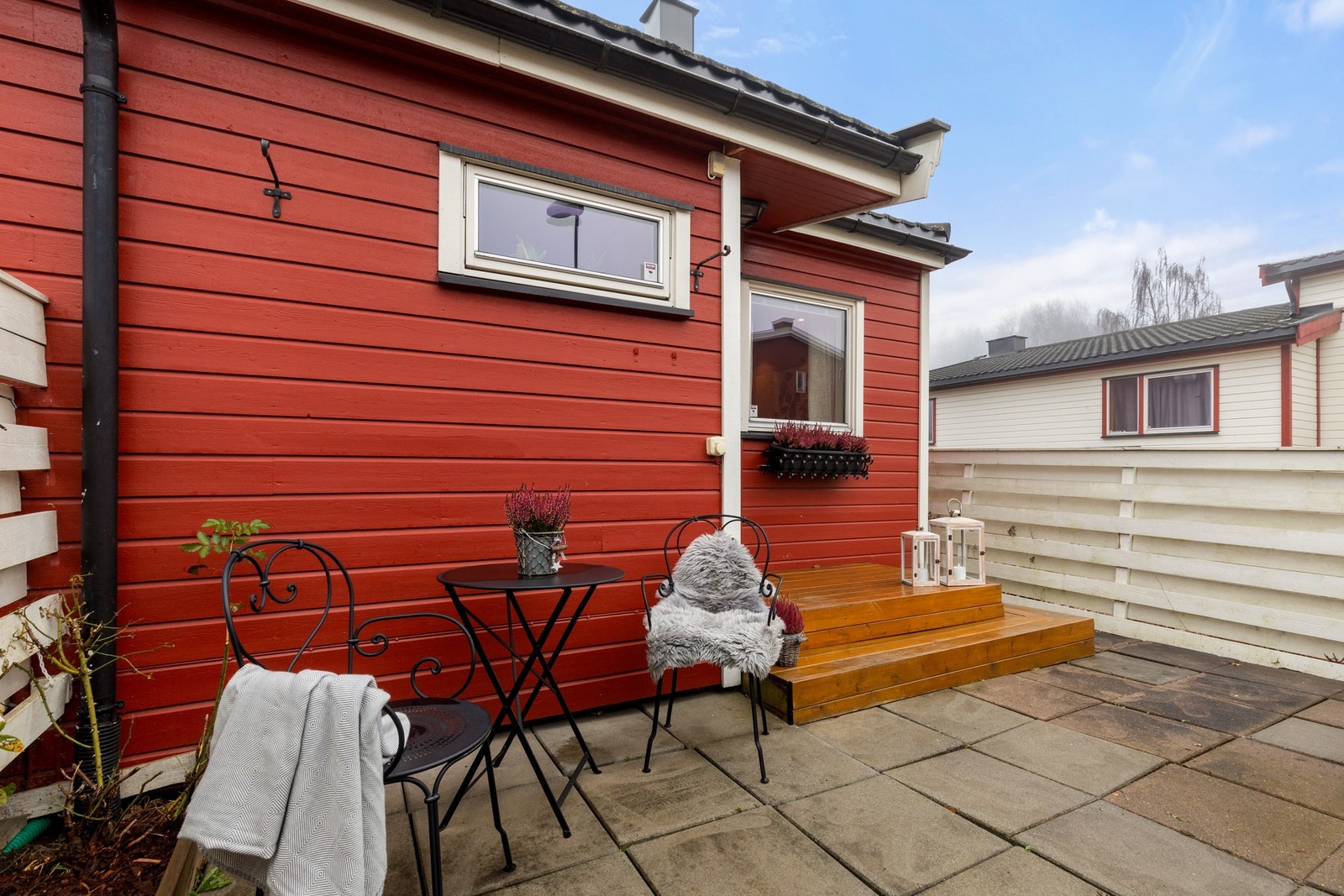 Ved inngangspartiet har du stor hellebelagt uteplass som ligger vendt mot vest. Her kan du følge solen fra midt på dagen til sen kveld. Galleribilde