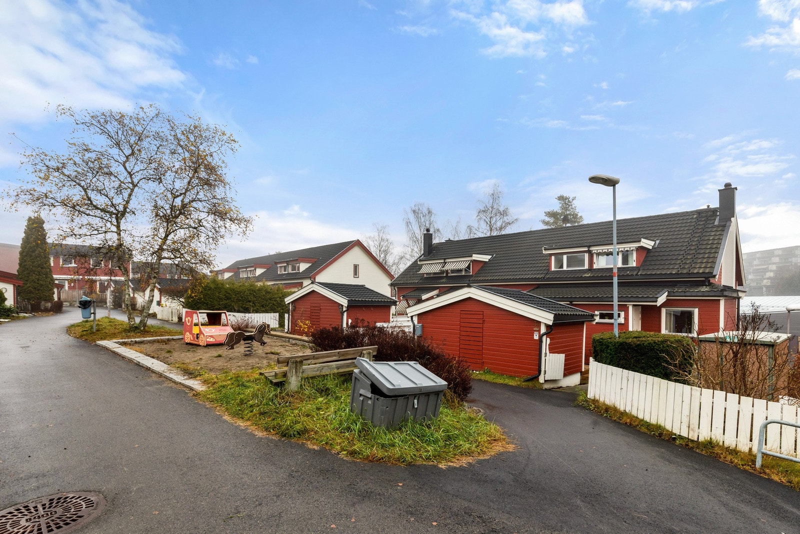 Boligen ligger i en hyggelig rekkehusgrend i borettslaget, skjermet for trafikk og med liten lekeplass for de minste inne på tunet Galleribilde