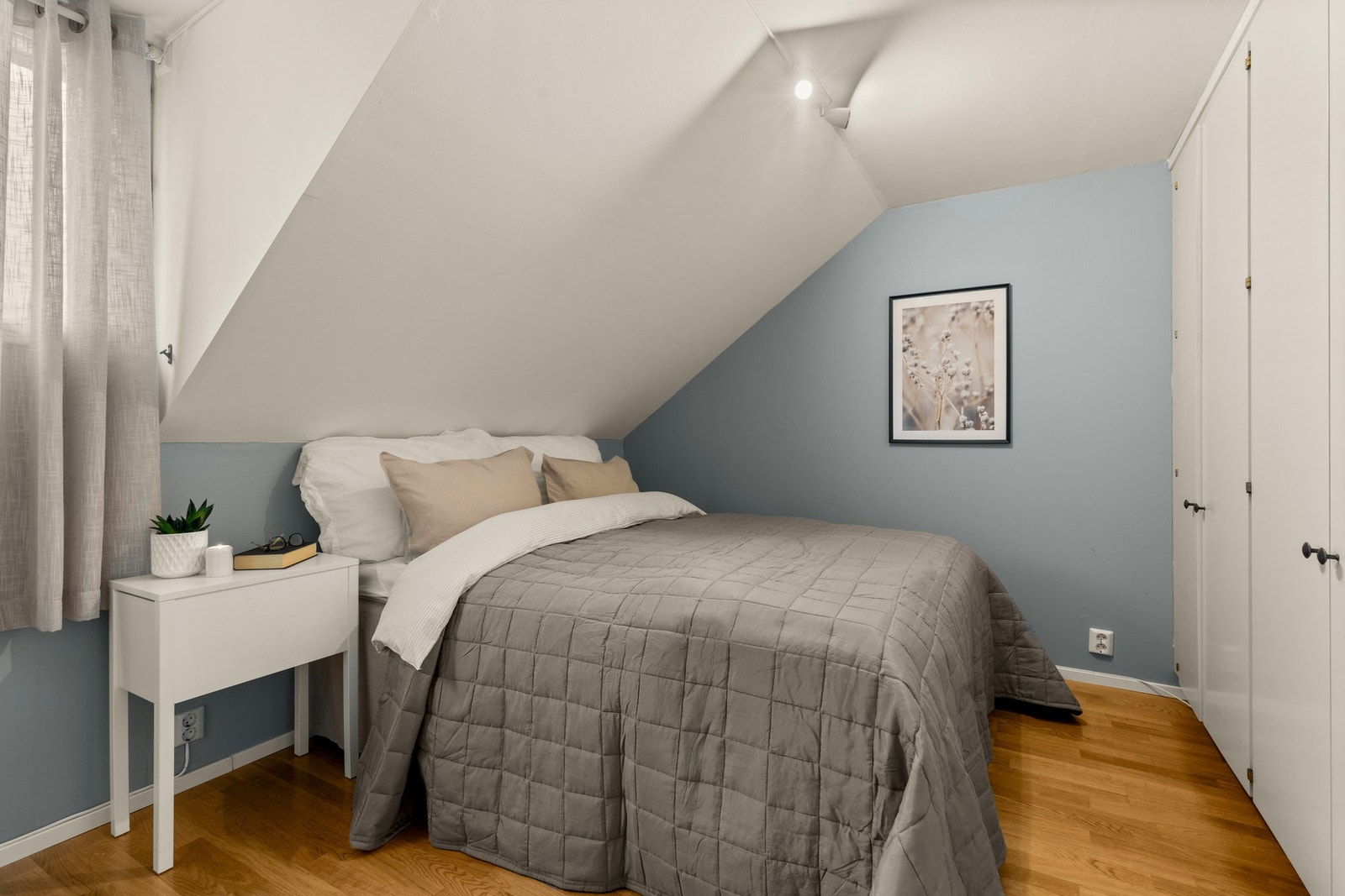 Dagens hovedsoverom ligger i 2. etasje og har god plass til både stor seng og garderobe. Galleribilde
