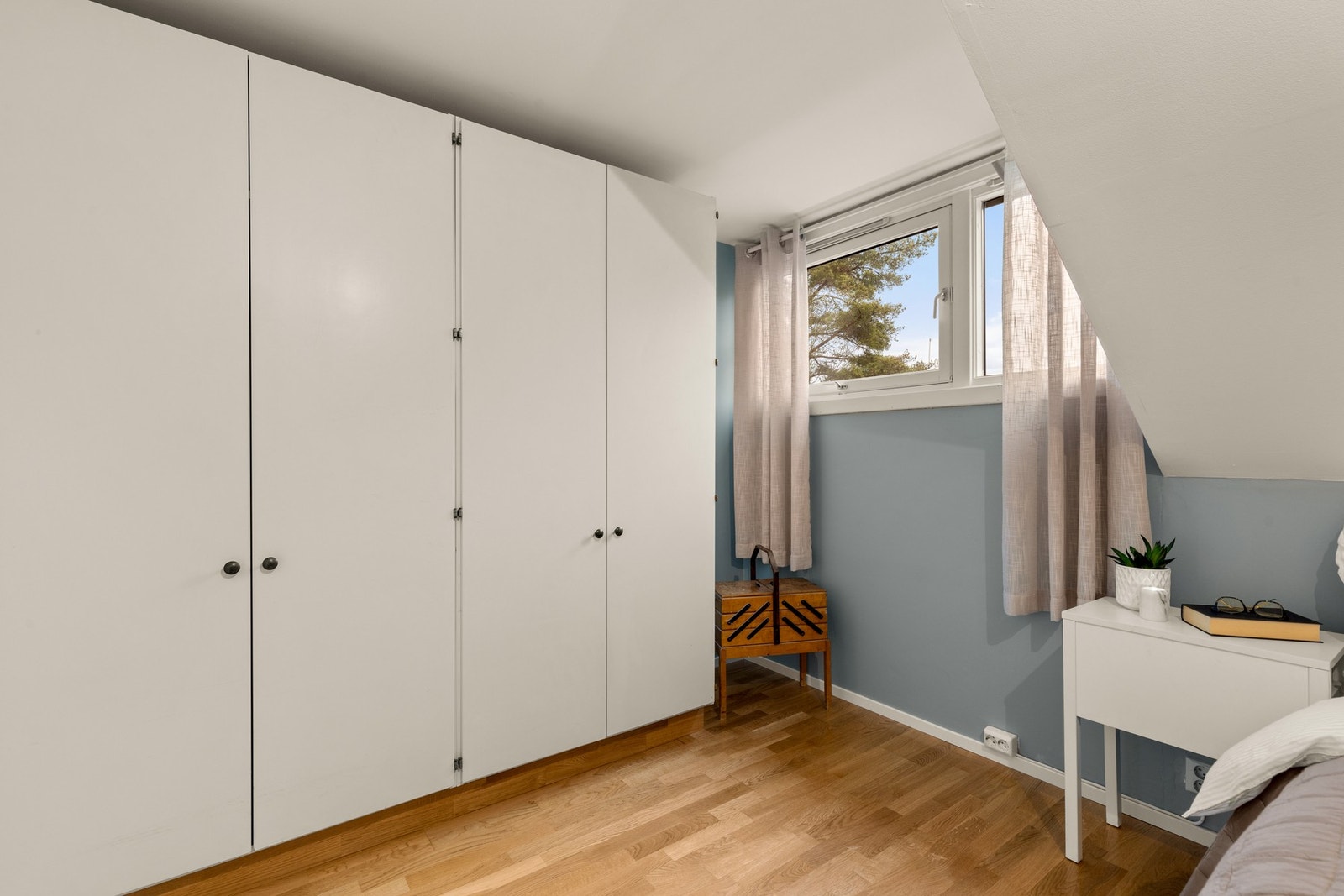 Rommet har rikelig med oppbevaringsplass i form av fire doble originale garderobeskap Galleribilde