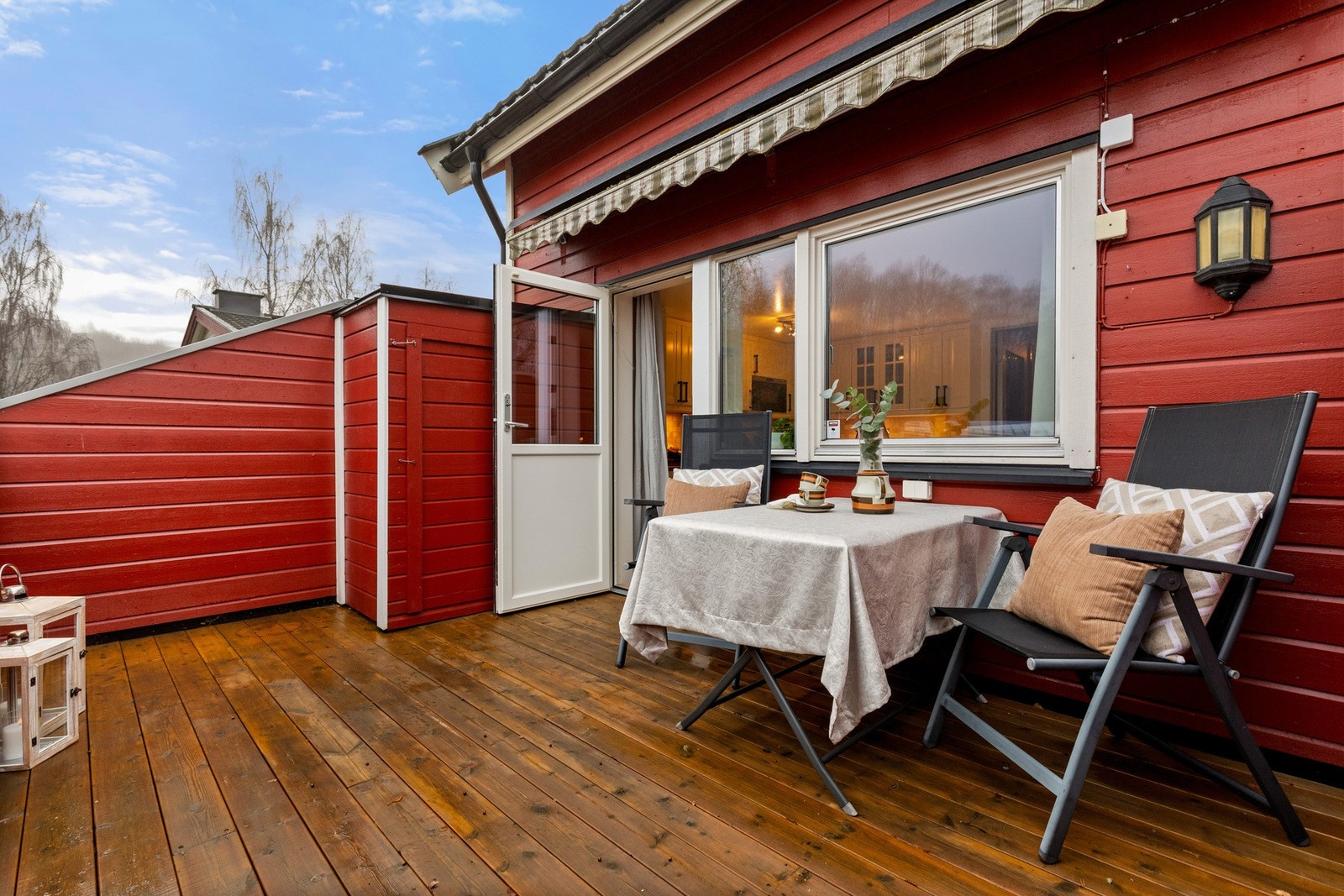 I tilknytning til terrassen har du også en liten bod. Terrassen har ny membran og nytt oppforet tredekke fra 2022. Galleribilde