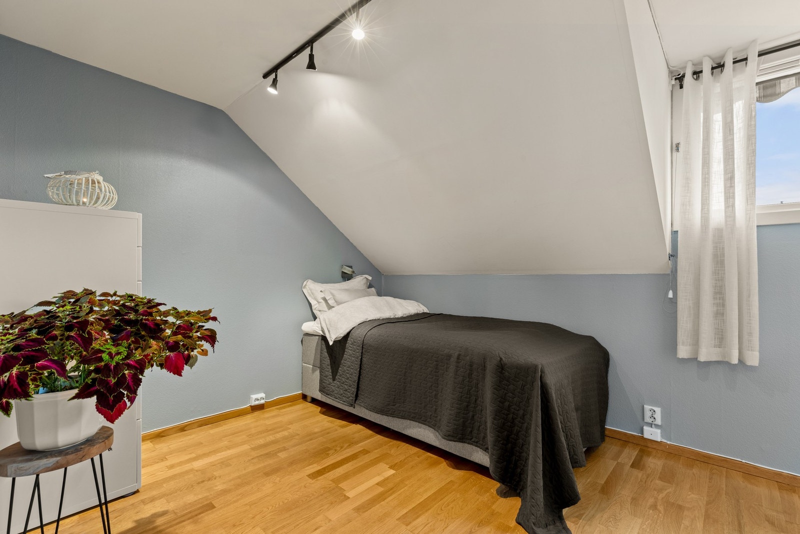 Det andre soverommet i 2. etasje har også god plass til både seng, garderobe og kontorplass Galleribilde
