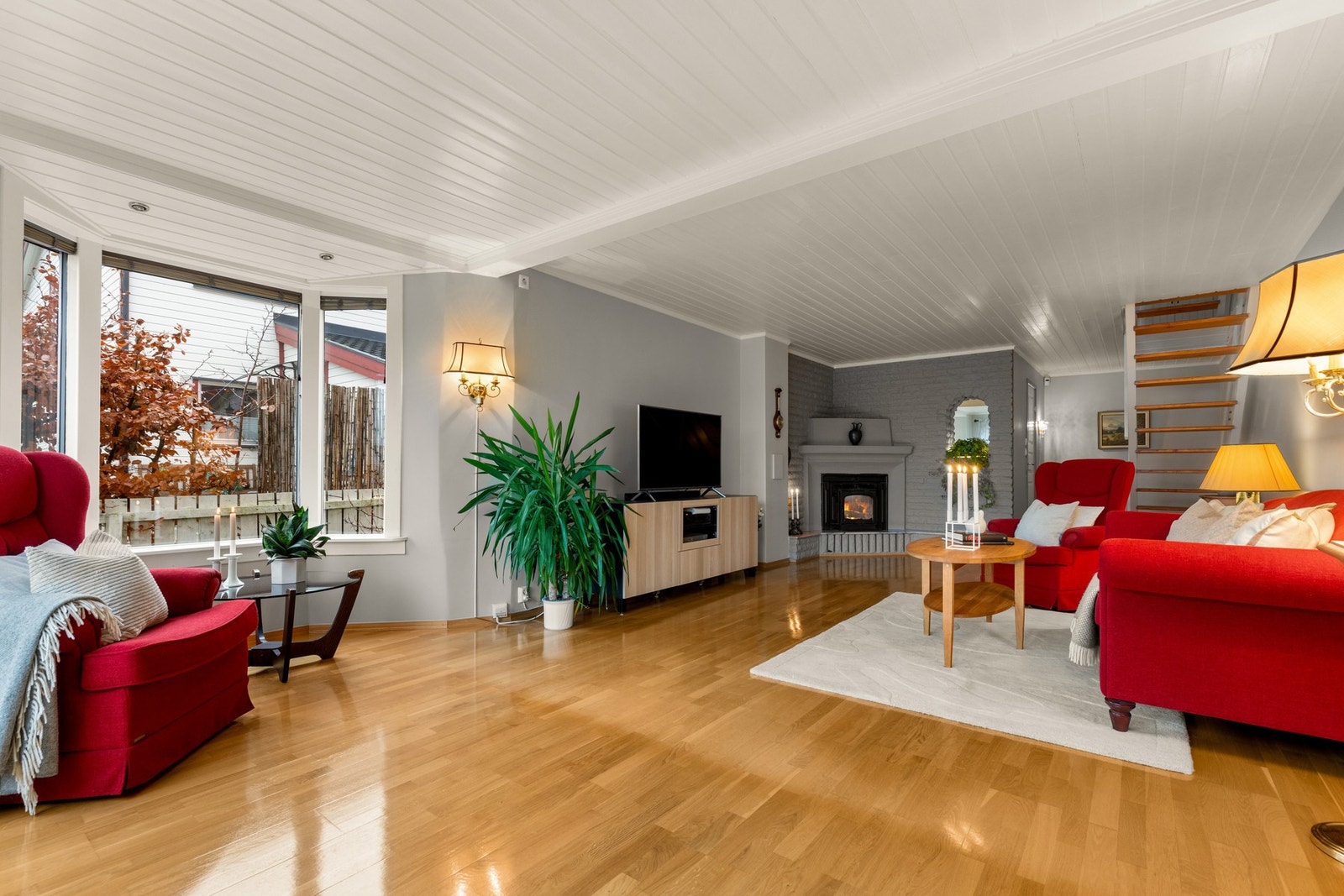 Ved utbyggingen ble det etablert et karnapp med vinduer på endeveggen, som slipper inn rikelig med daglys i stuen Galleribilde