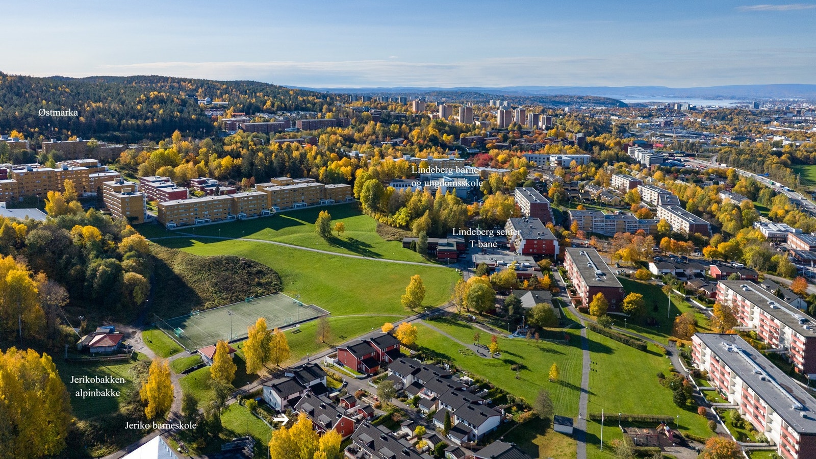 Her bor du i hjertet av Lindeberg med kun få minutters gange til både skoler, barnehager, nærsenter, kollektivtransport og marka. Boligen er markert nederst i bildet. Galleribilde