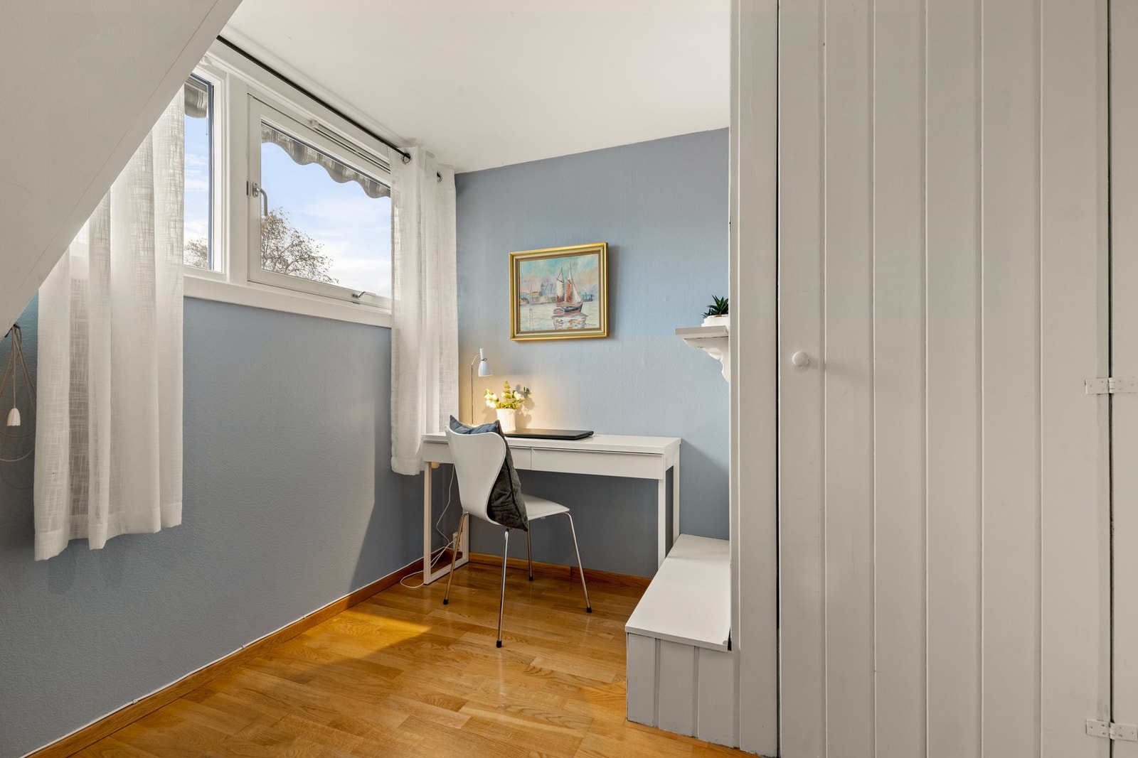 På rommet har du plassbygd skap over trappeløpet. Fra gangen i 2. etasje har du tilgang til loft via luke med nedfellbar stige. Galleribilde