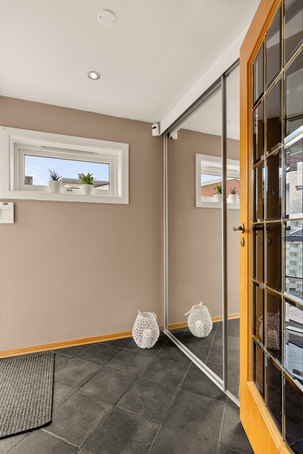 Innvendig møtes du av en romslig entré, som gir en hyggelig velkomst inn i boligen og har god plass til oppbevaring i form av stor skyvedørsgarderobe Galleribilde