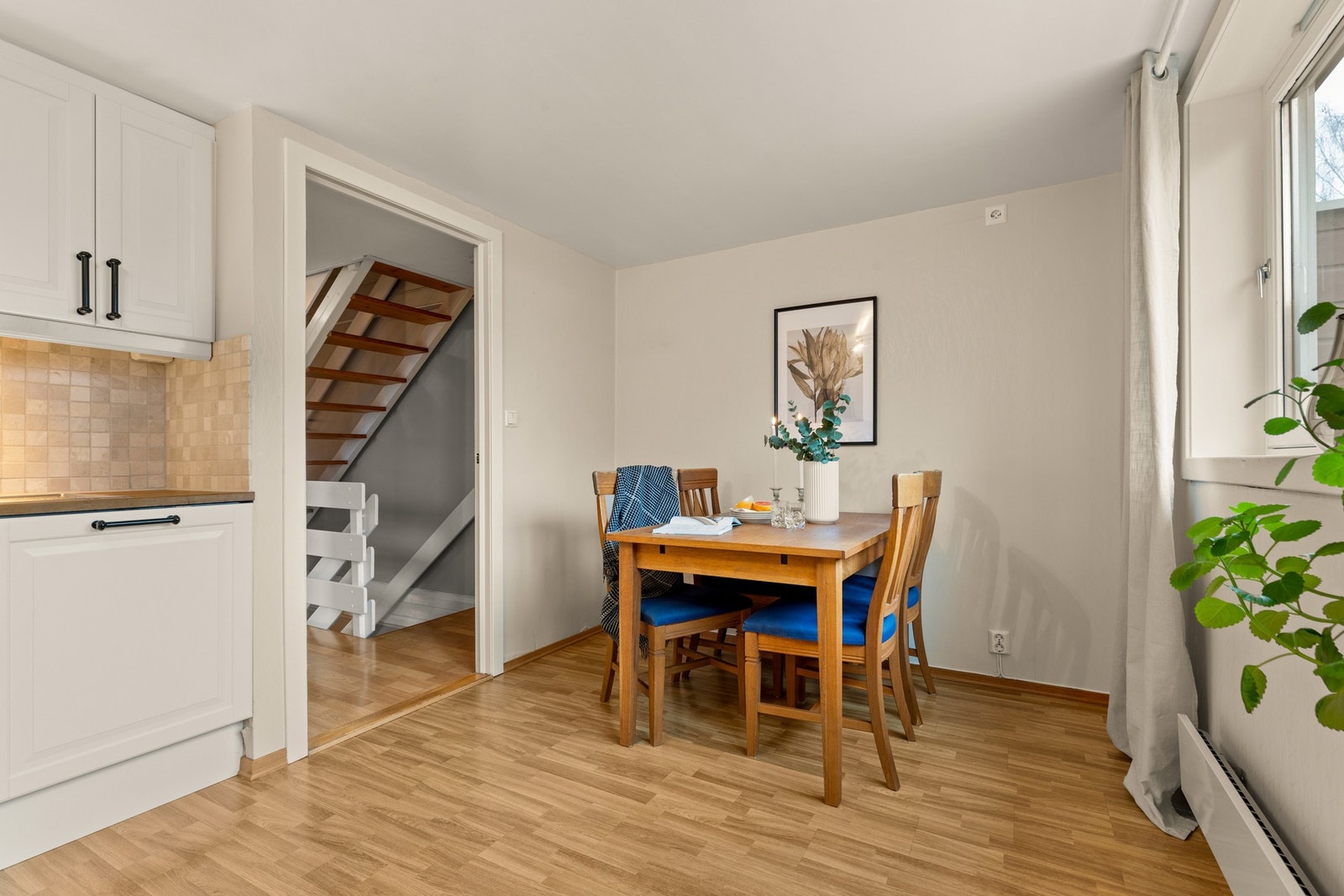 Det er god plass til stort spisebord for hele familien på kjøkkenet. Her kan du samle både venner og familie til små og store anledninger. Galleribilde