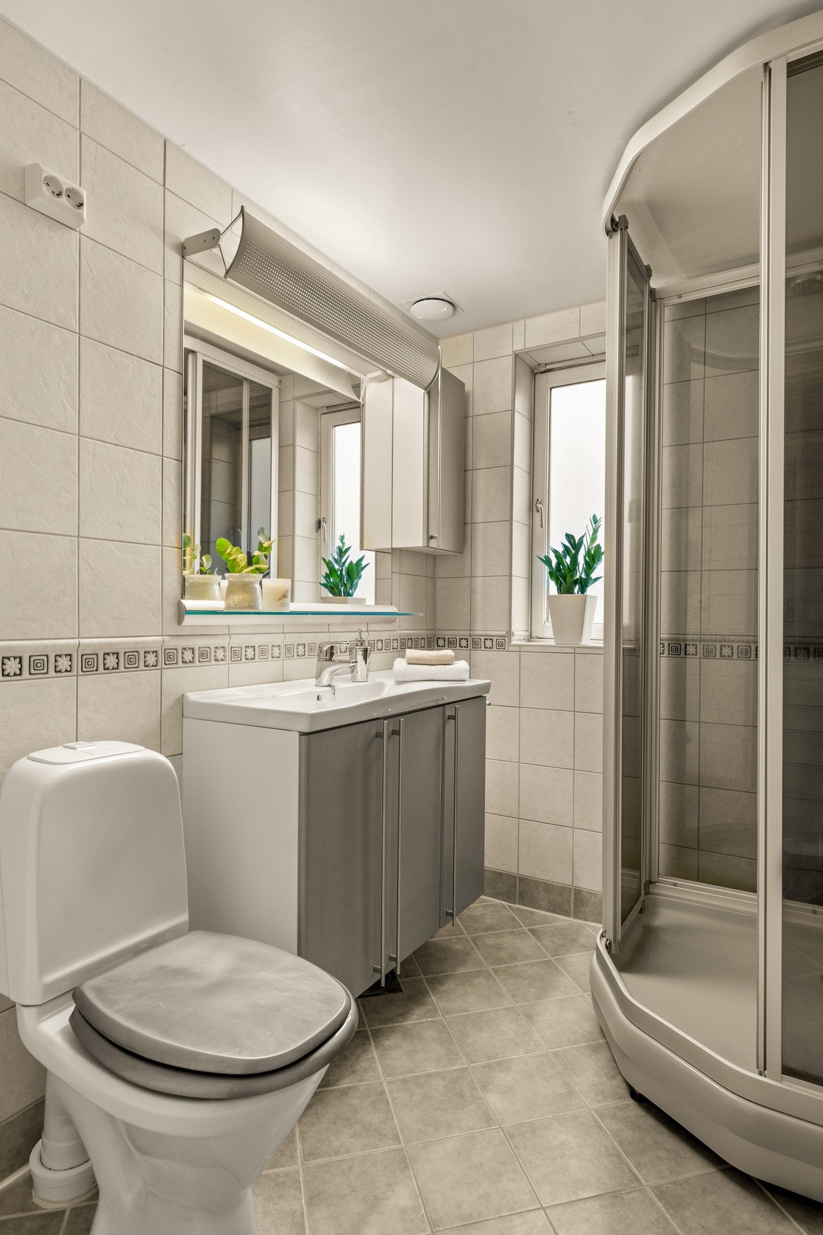 Boligen har to flislagte våtrom, hvor begge ble modernisert i 2008. Her vises badet som ligger i tilknytning til soverommene i 2. etasje. Galleribilde