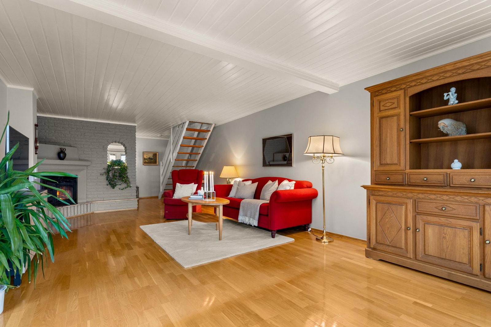 Her har du plass til både sofagruppe, spisebord og annet møblement, avhengig av hvordan du ønsker og innrede. Innenfor stuen har du en stor bod på 5 kvm. Galleribilde