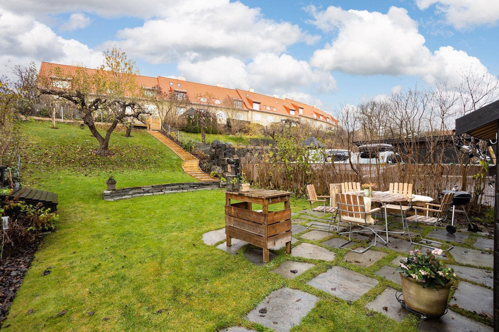 Boligen har en fantastisk beliggenhet i vakre og barnevennlige omgivelser i attraktive Ullevål Hageby. Galleribilde