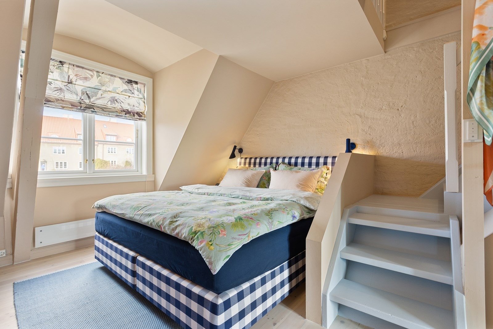 Det er god plass til dobbeltseng med tilhørende møblement, og øvrig soveromsinnredning. Galleribilde