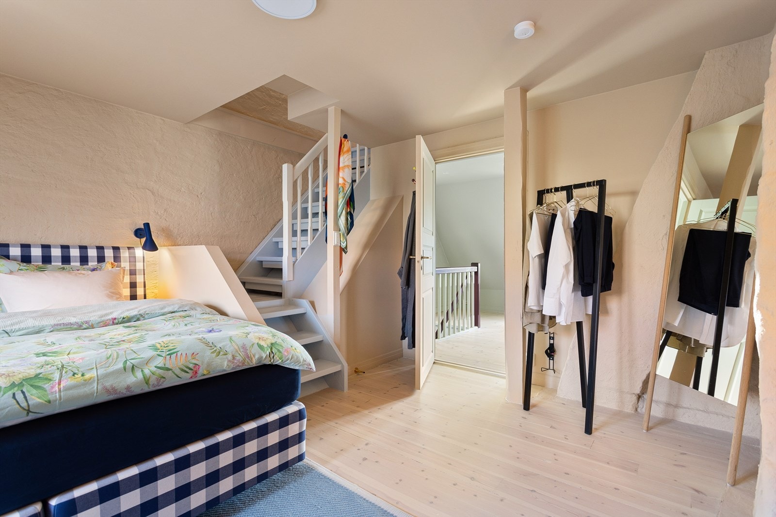 Videre er det trapp opp til hems med garderobeløsning. Galleribilde