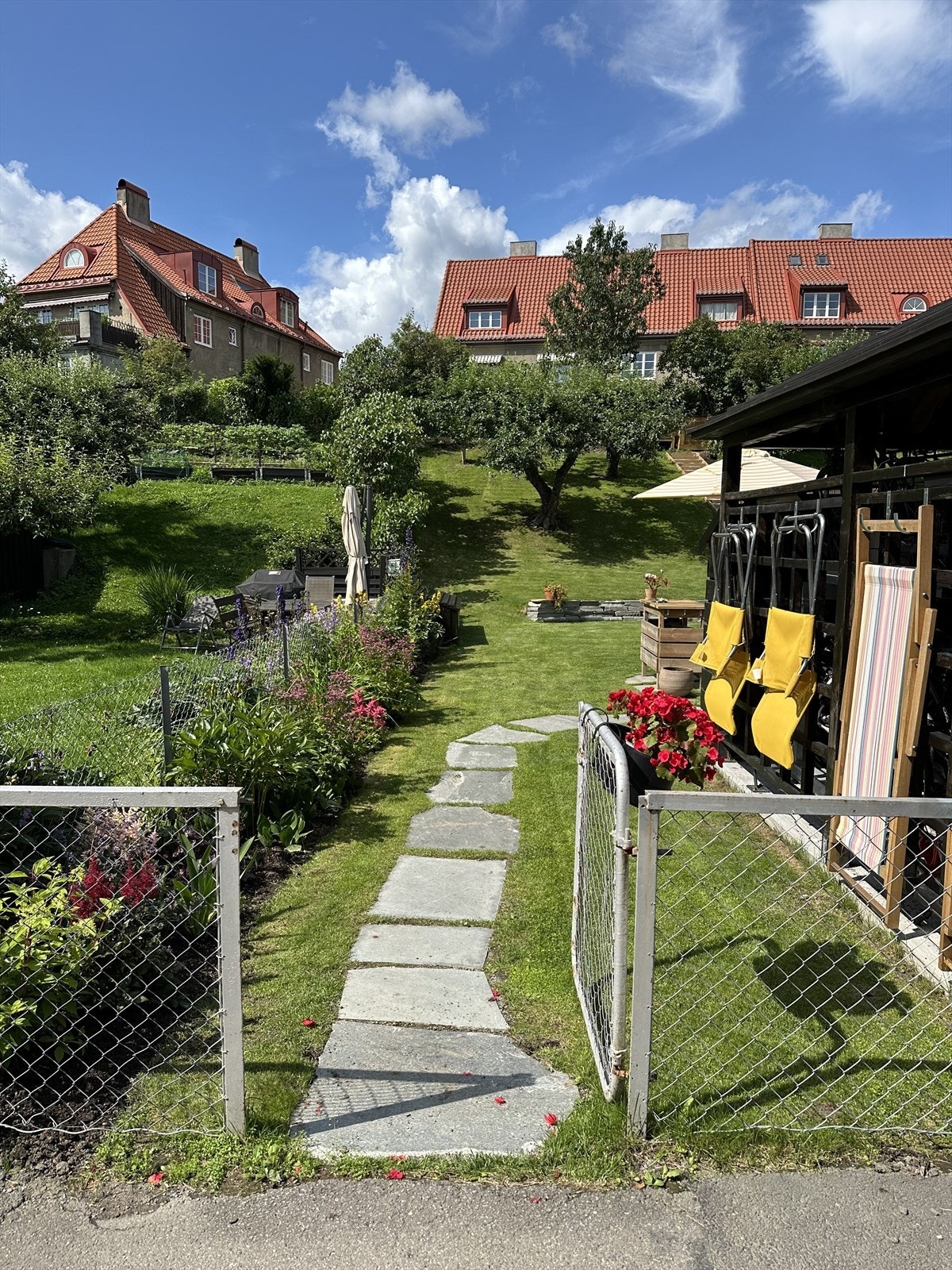 Selgers eget bilde | Hageidyll på sommerstid. Galleribilde