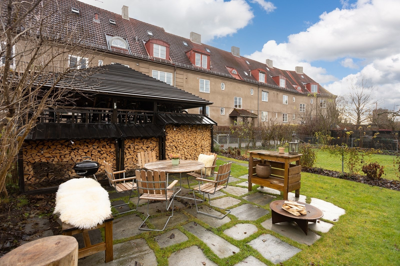 I hagen får man herlige solforhold gjennom hele dagen, og en frodig og tilbaketrukket oase. Galleribilde