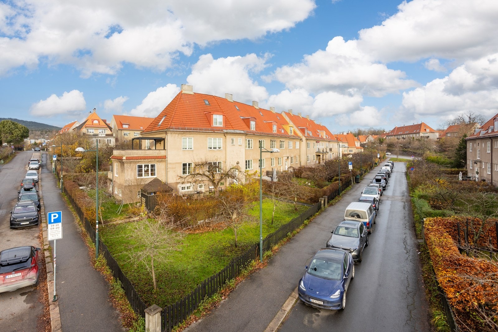 Leiligheten har en meget god intern beliggenhet med blindvei på den ene siden og en fredelig strikkvei på den andre. Galleribilde