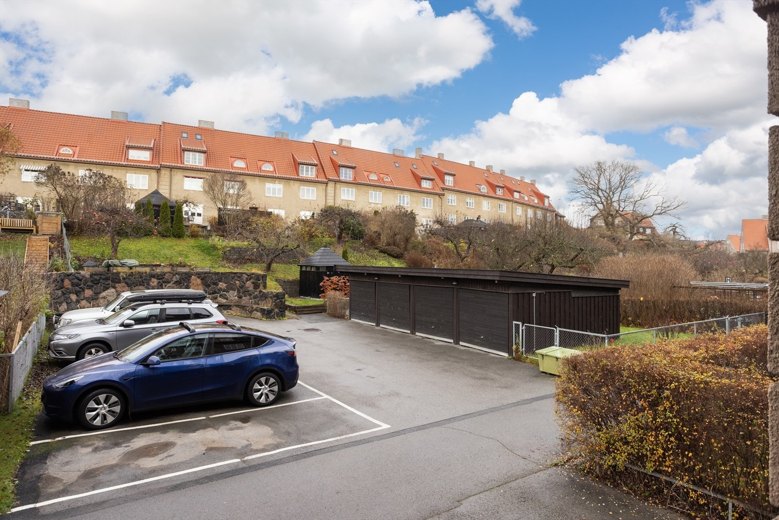 Med leiligheten følger garasje med el-billader. Galleribilde