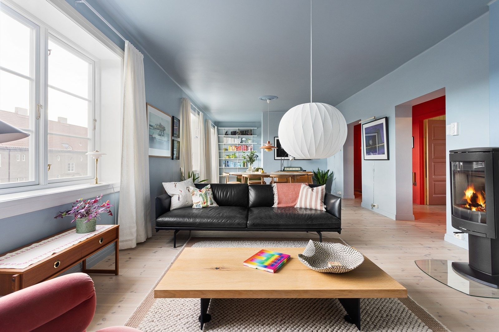 I stuen har man en lun og stemningsfull peisovn fra 2020 som både er et flott element til rommet, og som samtidig varmer godt på kaldere dager. Galleribilde