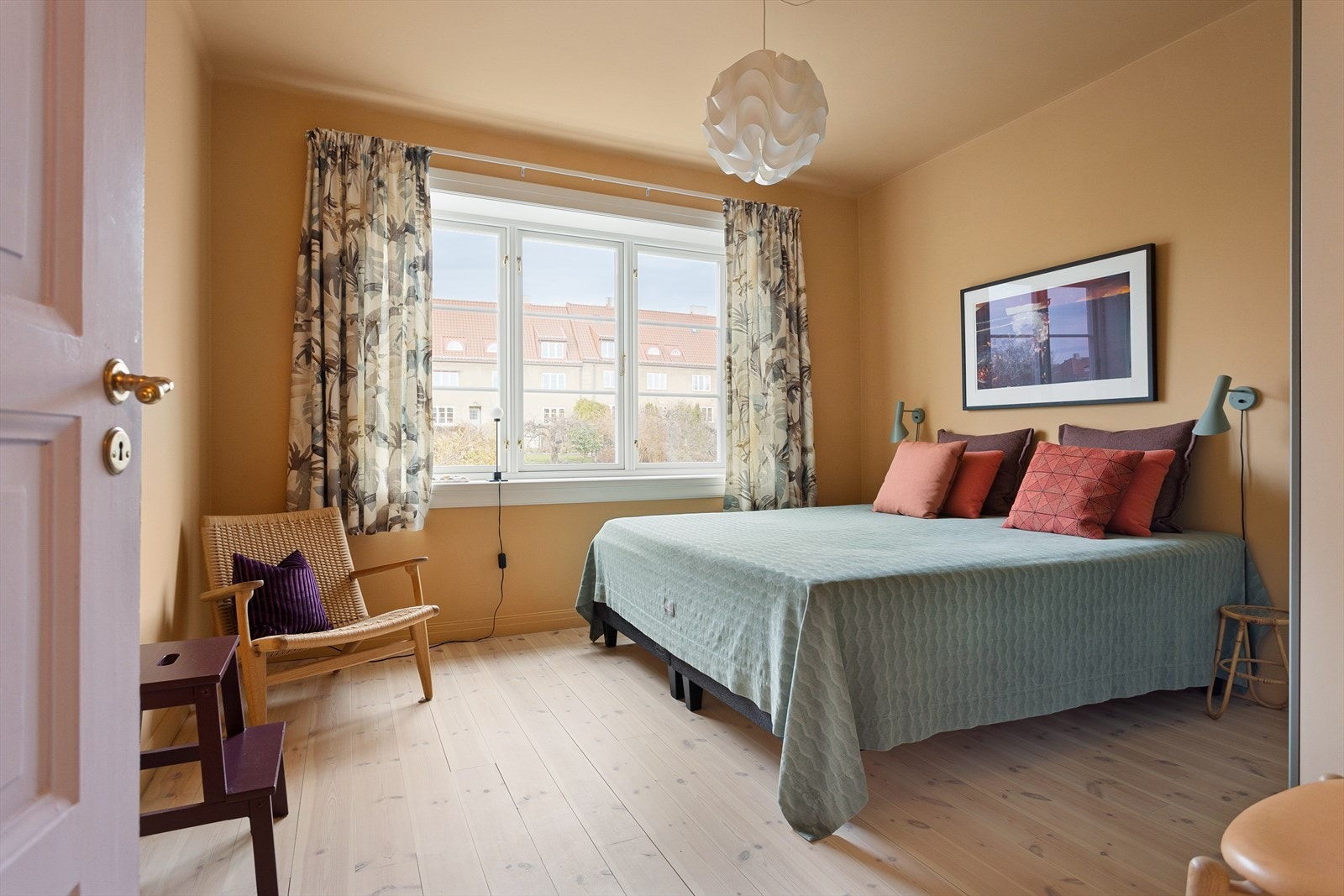 Boligen har totalt fire gode soverom, hvorav ett ligger fint til i leilighetens 2. etasje og de tre øvrige befinner seg i loftsetasjen. Galleribilde