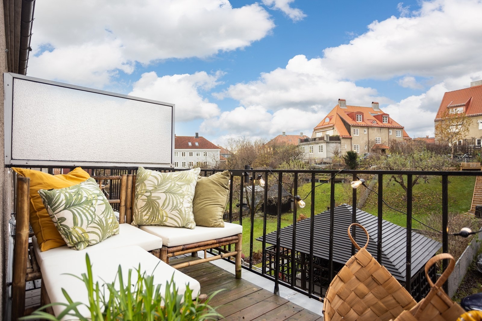 Balkongen er på 4 m², og har plass til enklere utemøblement og flott utsyn til nabolaget. Galleribilde