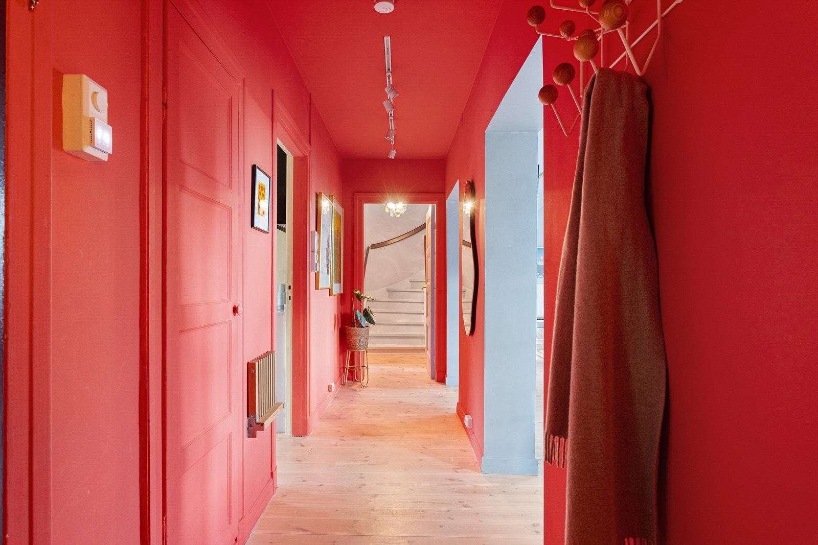 En flott mellomgang. Videre tar vi turen opp til boligens loftsetasje. Galleribilde