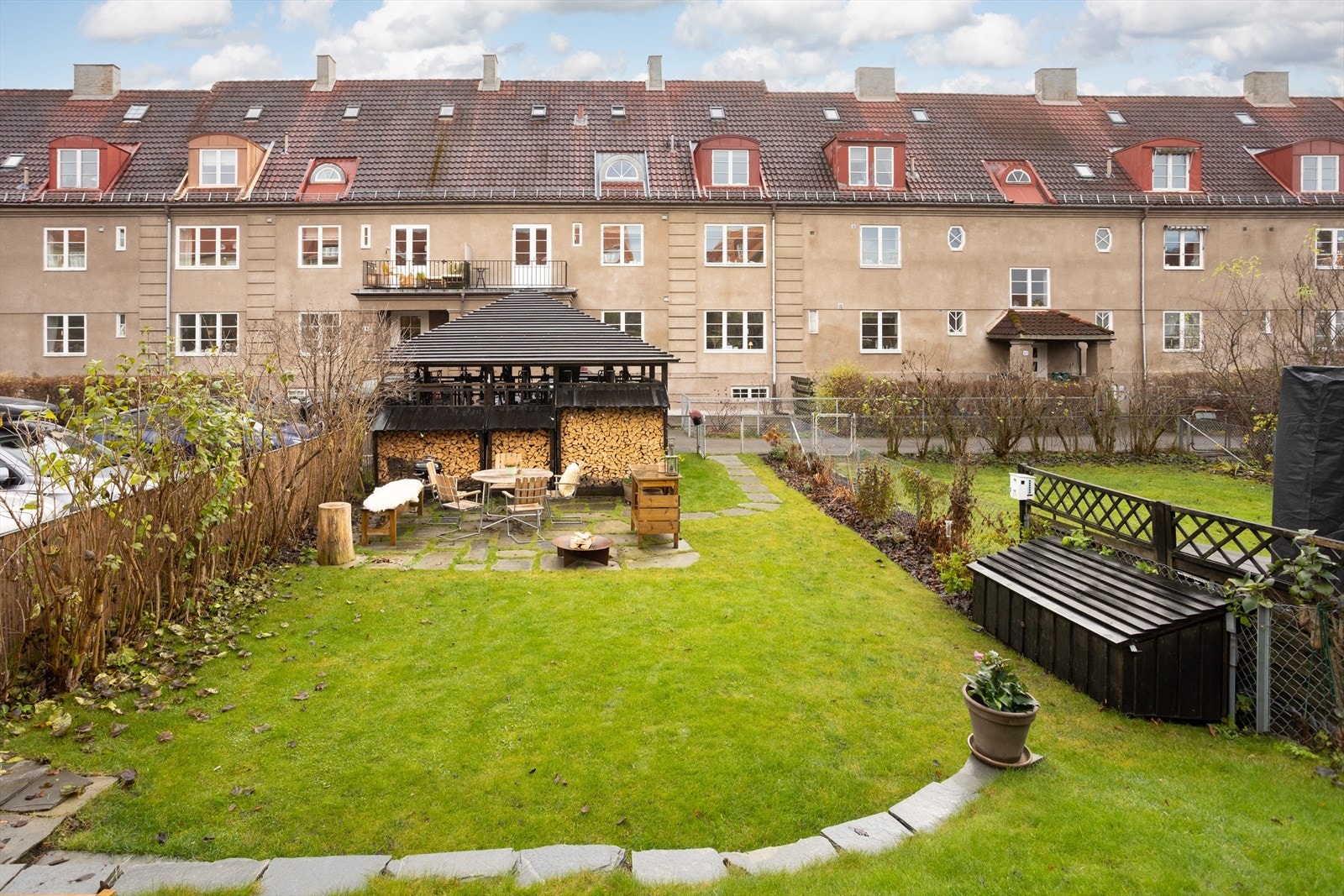 I enkel tilgang fra leiligheten har man en nydelig hageparsell av god størrelse til glede for både store og små hele året rundt. Galleribilde