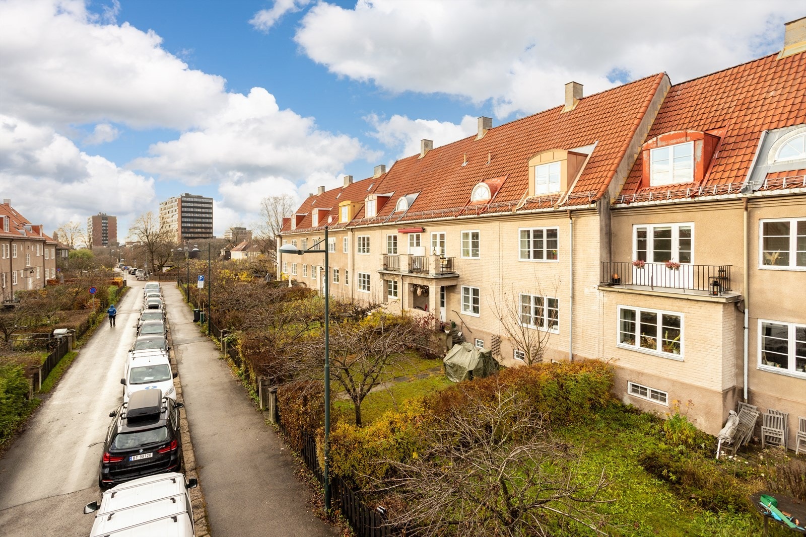 Her befinner man seg i et ekte barneparadis med kort vei til skoler, barnehagetilbud, servicetilbud, offentlig kommunikasjon og et yrende byliv. Galleribilde