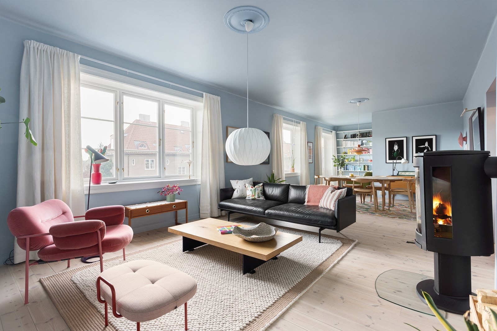 Leiligheten ligger lyst og fint til, og har store vindusflater som slipper inn rikelig med naturlig sollys. Galleribilde