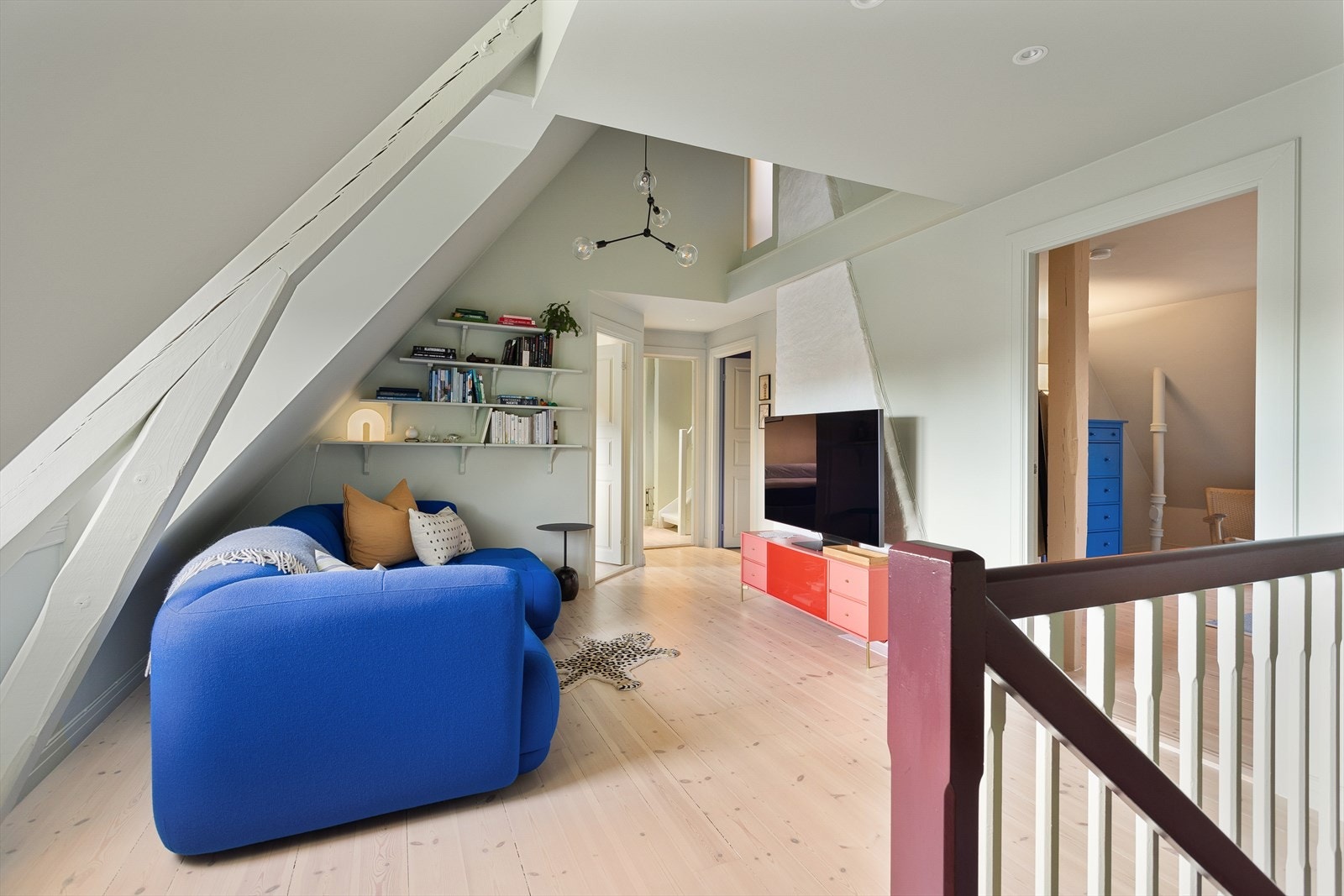 Loftsetasjen har en hyggelig loftstue - et perfekt sted å trekke seg tilbake på. Galleribilde