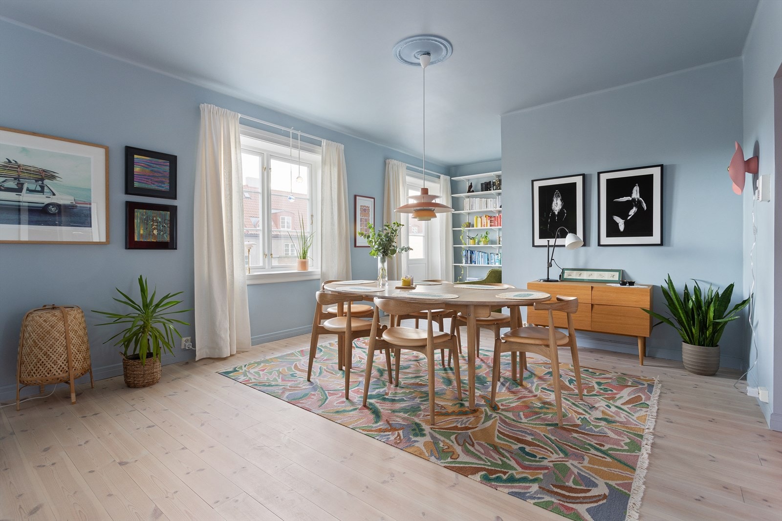 Leiligheten er malt i flotte fargetoner som harmonerer godt sammen. På gulvet er det slipte tregulv og takhøyden er på 2,67 meter. Det er varme i alle gulv i 2. etasje. Galleribilde