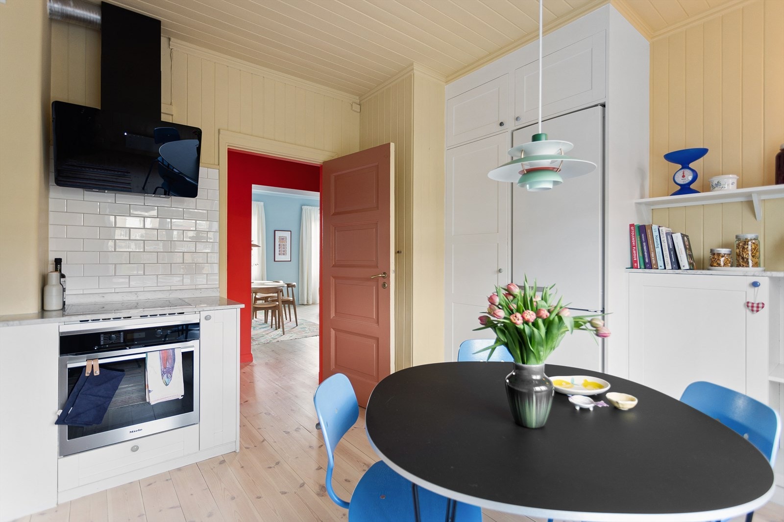 Det er plass til spisebord også på kjøkkenet - perfekt for de enklere måltid. Galleribilde