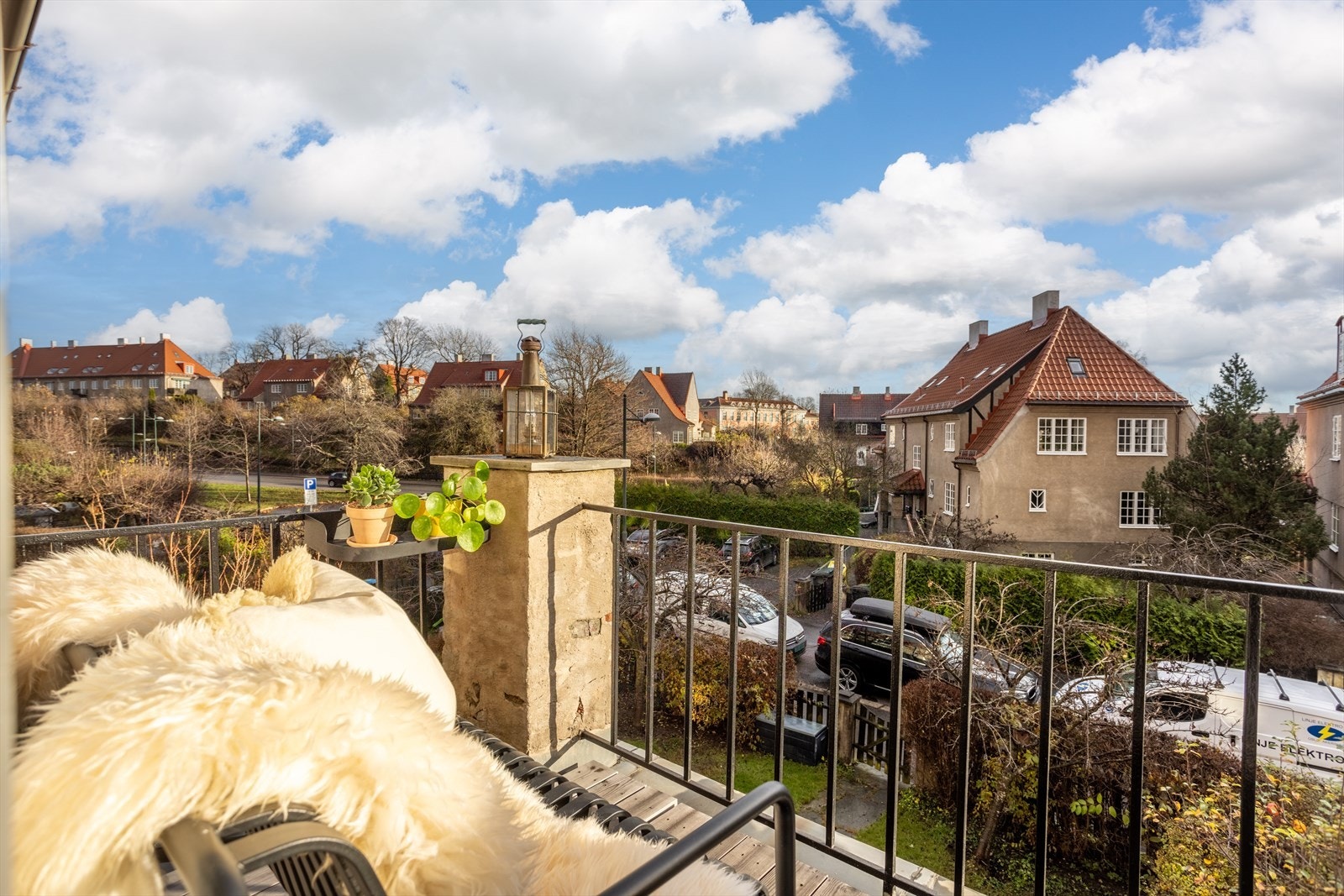 Balkongen er på 5 m². Her har man også herlig utsyn til flott hagebybebyggelse og frodige hager. Galleribilde